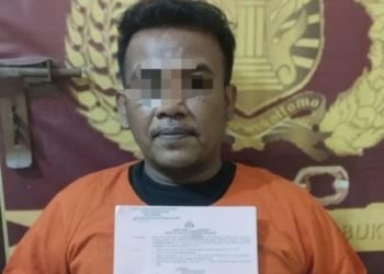 Tersangka pemilik narkotika jenis ganja saat di Polres Samosir.