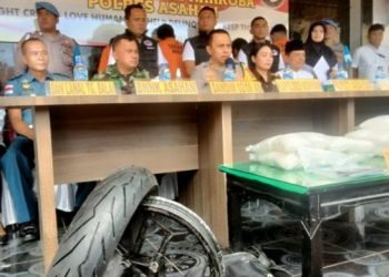 Polres Asahan paparkan pengungkapan narkoba jenis sabu di dalam ban sepeda motor. 