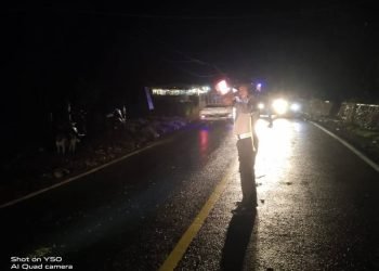 Personel Polsek Parapat mengatur arus lalu lintas di lokasi longsor.