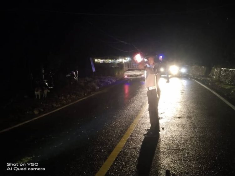 Personel Polsek Parapat mengatur arus lalu lintas di lokasi longsor.