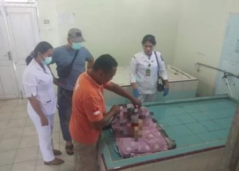 Polisi menetapkan YW (33) seorang wanita yang tega menggorok leher anaknya yang masih berusia 18 hari hingga tewas, sebagai tersangka.