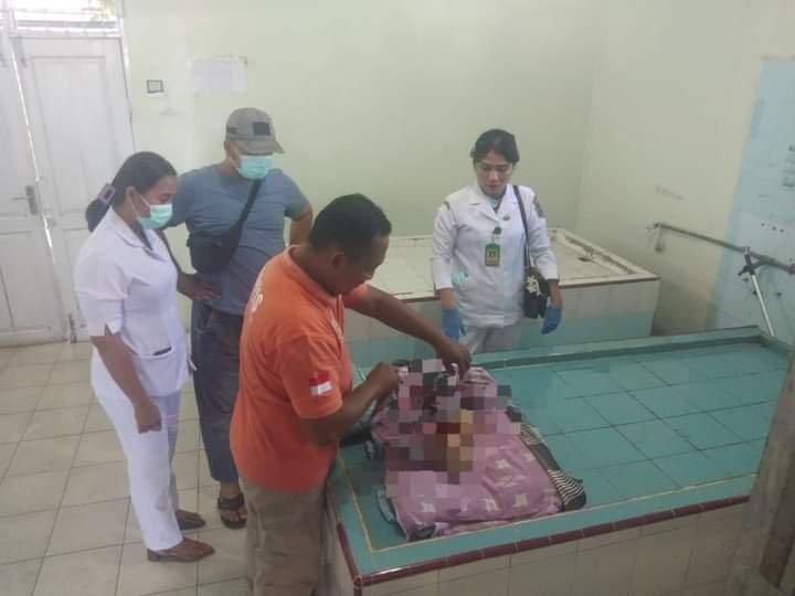 Polisi menetapkan YW (33) seorang wanita yang tega menggorok leher anaknya yang masih berusia 18 hari hingga tewas, sebagai tersangka.