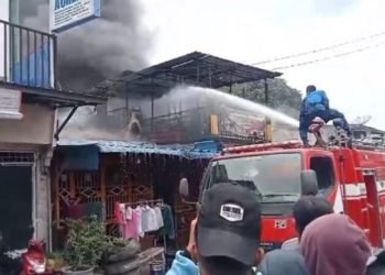 Pemadam mematikan api di rumah yang terbakar di Jalan Malik Ibrahim, Kisaran. 
