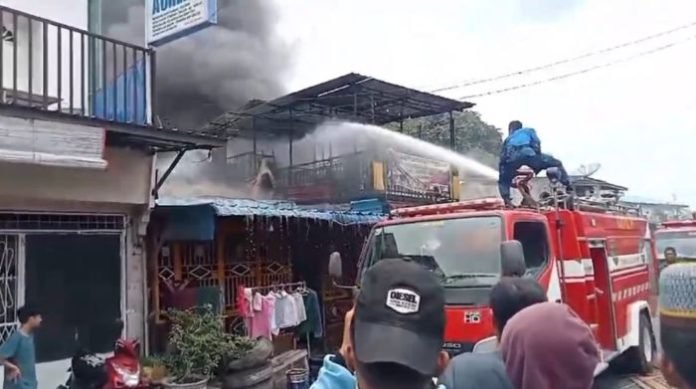 Pemadam mematikan api di rumah yang terbakar di Jalan Malik Ibrahim, Kisaran. 