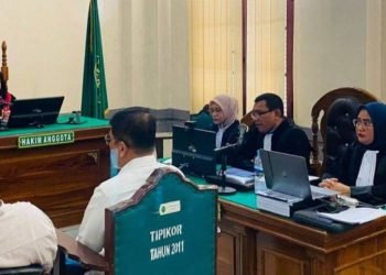 Terdakwa Bambang Pardede didampingi penasehat hukumnya saat menjalani sidang di ruang Cakra II, Pengadilan Tipikor pada Pengadilan Negeri Medan, Selasa (3/9/2024). 
