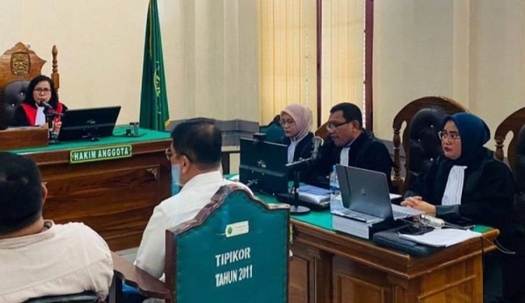 Terdakwa Bambang Pardede didampingi penasehat hukumnya saat menjalani sidang di ruang Cakra II, Pengadilan Tipikor pada Pengadilan Negeri Medan, Selasa (3/9/2024).