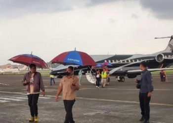 Bobby Nasution dan keluarga naik jet pribadi.