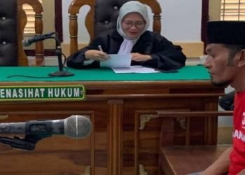 Terdakwa Ridwan Nasution alias Ridho mendengarkan surat dakwaan dari JPU Kejari Medan.