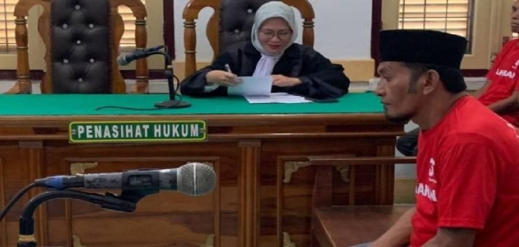 Terdakwa Ridwan Nasution alias Ridho mendengarkan surat dakwaan dari JPU Kejari Medan.