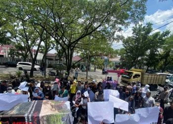 Puluhan mahasiswa dari DPD GMNI Sumut menggelar aksi unjuk rasa di Kantor Kejaksaan Tinggi Sumatera Utara, Kamis (12/9/2024).