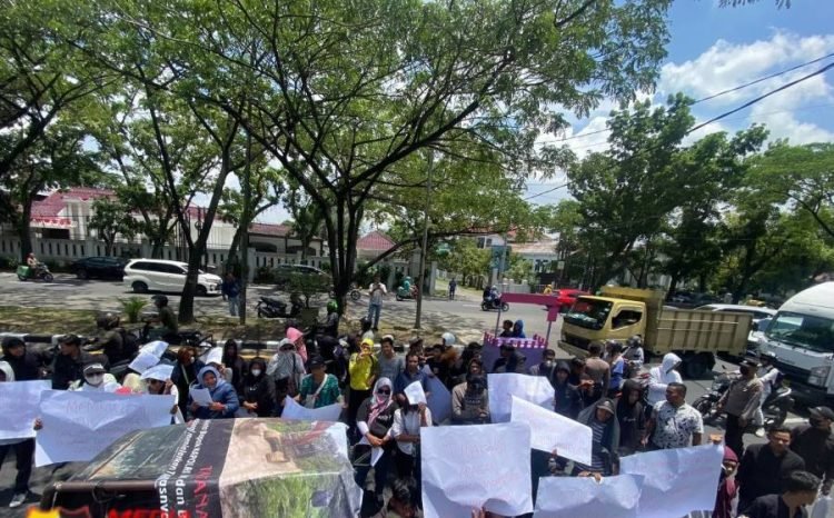 Puluhan mahasiswa dari DPD GMNI Sumut menggelar aksi unjuk rasa di Kantor Kejaksaan Tinggi Sumatera Utara, Kamis (12/9/2024).