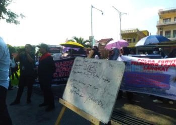 Puluhan guru honorer saat menggelar aksi di Polda Sumut.