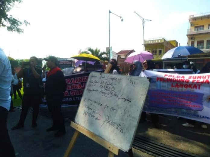 Puluhan guru honorer saat menggelar aksi di Polda Sumut.