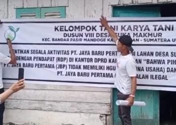 Masa kelompok tani menyegel kantor perkebunan dalam aksi unjuk rasa.