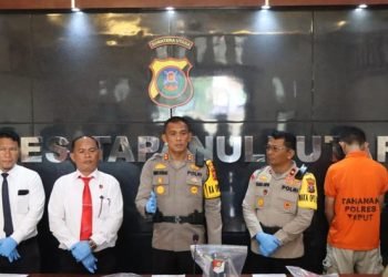 Kapolres Taput AKBP Ernis saat merilis kasus pembunuhan Monika Hutauruk. 