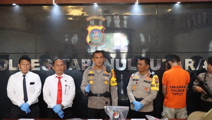 Kapolres Taput AKBP Ernis saat merilis kasus pembunuhan Monika Hutauruk.