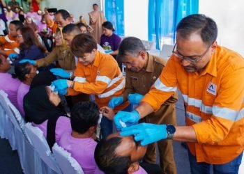 Direktur dan CFO PT AR Noviandri (kanan), Plt.Kadis Kesehatan Sumut Basarin Yunus Tanjung dan Senior Manager Comporate Comunications PT AR Katarina Siburian Handoyo meneteskan obat mata ke pasien yang telah menjalani operasi pada penutupan operasi katarak gratis 2024. (IST)