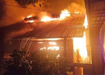 Api menghanguskan rumah di Kelurahan Pasar Belakang, Kecamatan Sibolga Kota. 