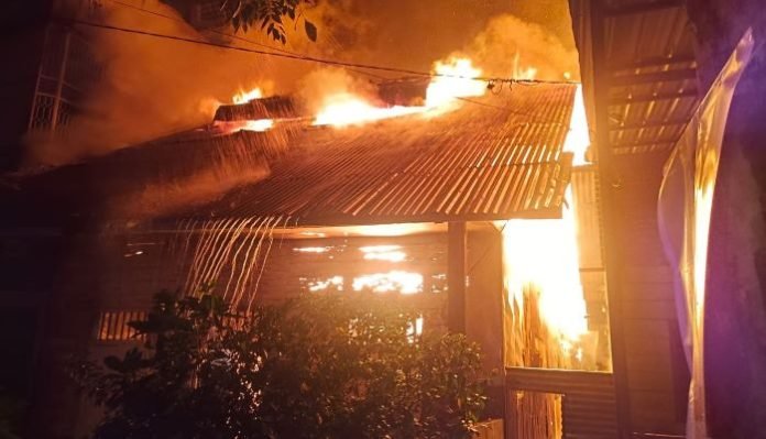 Api menghanguskan rumah di Kelurahan Pasar Belakang, Kecamatan Sibolga Kota. 