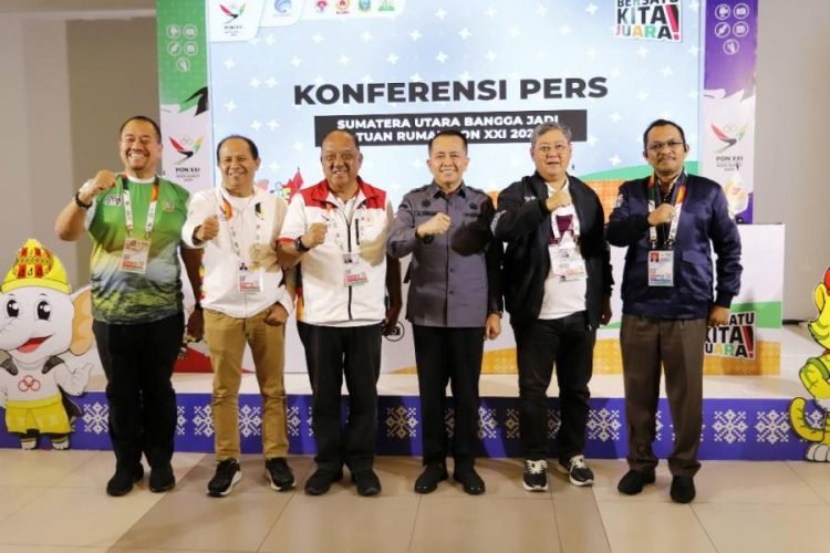 Direktur IKPMK Kementerian Kominfo Bambang Dwi Anggono bersama Penjabat (Pj) Gubernur Sumatera Utara (Sumut) Agus Fatoni dan Ketua Komite Olahraga Nasional Indonesia (KONI) Marciano Norman pada saat konferensi pers di Media Center PON XXI Sumut, Jalan Kapten Maulana Lubis, Medan, Kamis (19/9/2024). (DISKOMINFO SUMUT