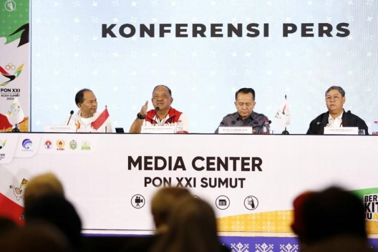 Ketua Komite Olahraga Nasional Indonesia (KONI) Marciano Norman bersama Penjabat (Pj) Gubernur Sumatera Utara (Sumut) Agus Fatoni dan Direktur IKPMK Kementerian Kominfo Bambang Dwi Anggono pada saat konferensi pers di Media Center PON XXI Sumut, Jalan Kapten Maulana Lubis, Medan, Kamis (19/9/2024). (DISKOMINFO SUMUT)