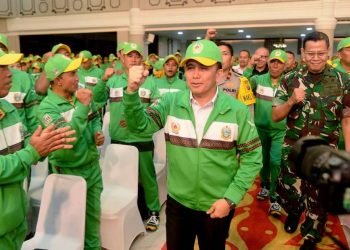 Pj. Gubernur Sumatera Utara (Sumut) Agus Fatoni mengukuhkan dan melepas Kontingen Sumut pada PON XXI 2024 di Aula Raja Inal Siregar Jalan Diponegoro Kota Medan, Jumat (30/8). Kontingen Sumut berjumlah 1.658 orang yang akan mengikuti 58 cabang olahraga pada PON XXI. (Diskominfo Provsu)