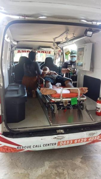Korban di mobil Ambulance.