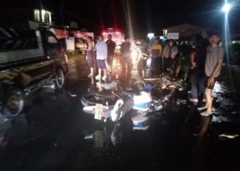 Personel Polres Dairi saat mengevakuasi korban serta unit sepeda motor di Jalinsum Panji Sitinjo Dairi.