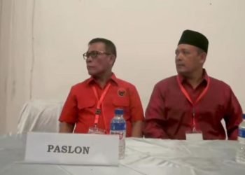 Masinton Pasaribu dan Mahmud saat mendaftar ke KPU Tapteng.