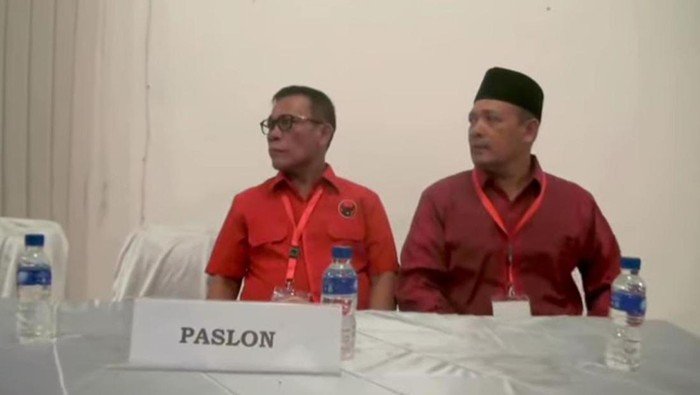 Masinton Pasaribu dan Mahmud saat mendaftar ke KPU Tapteng.