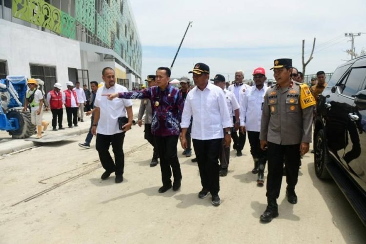 Penjabat (Pj) Gubernur Sumatera Utara (Sumut) Agus Fatoni bersama Menteri Pembangunan Manusia & Kebudayaan Muhadjir Effendy, Pangdam I Bukit Barisan Mochammad Hasan, serta Wakapolda Sumut Ronie Samtana  meninjau Stadion Utama Sport Centre Sumut, Kamis (5/9/2024). (Diskominfo Sumut)