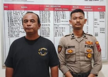 Muchtar Nababan saat diamankan di kantor polisi. 