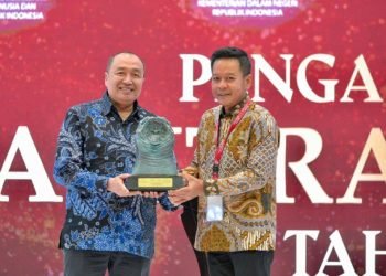 Rektor USU Prof Dr Muryanto Amin SSos MSi menerima penghargaan Paritrana Awards (Jamsostek Awards) 2024 Tingkat Nasional dari Wakil Presiden RI KH Ma’ruf Amin di Gedung Plaza BP Jamsostek, Jakarta Selatan, Kamis (12/9/2024). 