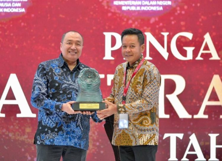 Rektor USU Prof Dr Muryanto Amin SSos MSi menerima penghargaan Paritrana Awards (Jamsostek Awards) 2024 Tingkat Nasional dari Wakil Presiden RI KH Ma’ruf Amin di Gedung Plaza BP Jamsostek, Jakarta Selatan, Kamis (12/9/2024).