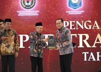 Penjabat (Pj) Gubernur Sumatera Utara (Sumut) Agus Fatoni meraih penghargaan Paritrana Award 2024 kategori Provinsi Terbaik Growth zona Sumatera dari Badan Penyelenggara Jaminan Sosial (BPJS) Ketenagakerjaan. Kegiatan ini berlangsung di Plaza Badan Penyelenggaraa (BP) Jamsostek, Jakarta, Kamis (12/9/2024). (DISKOMINFO SUMUT)