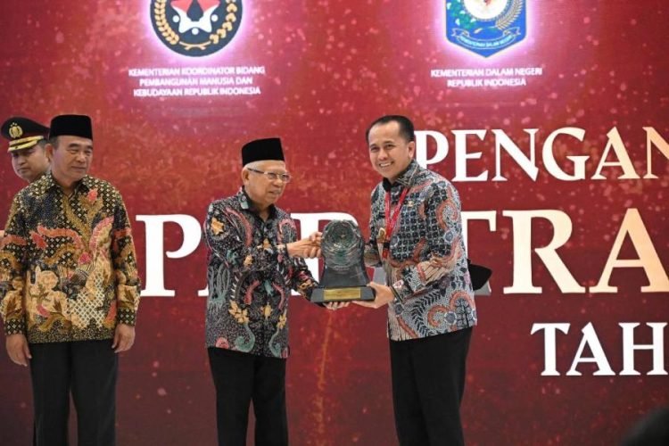 Penjabat (Pj) Gubernur Sumatera Utara (Sumut) Agus Fatoni meraih penghargaan Paritrana Award 2024 kategori Provinsi Terbaik Growth zona Sumatera dari Badan Penyelenggara Jaminan Sosial (BPJS) Ketenagakerjaan. Kegiatan ini berlangsung di Plaza Badan Penyelenggaraa (BP) Jamsostek, Jakarta, Kamis (12/9/2024). (DISKOMINFO SUMUT)