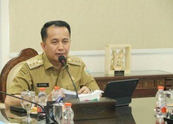Penjabat (Pj) Gubernur Sumatera Utara (Sumut) Agus Fatoni memimpin rapat percepatan pembangunan proyek strategi nasional (PSN) di Provinsi Sumatera Utara di ruang kerja Gubernur Sumut Jalan Diponegoro Nomor 30 Medan, Selasa (3/9/2024). (Diskominfo Sumut)