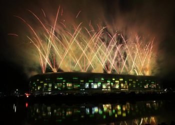 Pesta kembang api memeriahkan acara Penutupan PON XXI Aceh-Sumut di atas Stadion Utama Sumatera Utara, kawasan Sumut Sport Centre, Deliserdang, Sumatera Utara, Jum'at (20/9/2024).  (DISKOMINFO SUMUT)