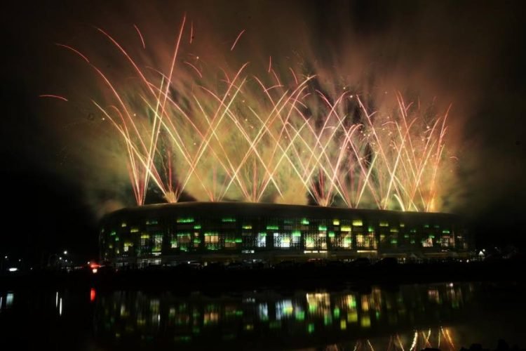 Pesta kembang api memeriahkan acara Penutupan PON XXI Aceh-Sumut di atas Stadion Utama Sumatera Utara, kawasan Sumut Sport Centre, Deliserdang, Sumatera Utara, Jum'at (20/9/2024).  (DISKOMINFO SUMUT)