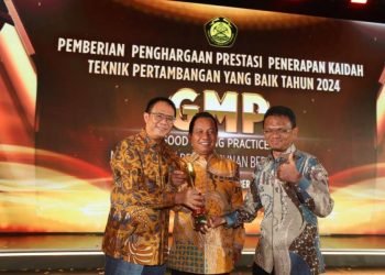 Presiden Direktur PTAR) Muliady Sutio (kiri) didampingi General Manager  Deputy Director Operations PTAR Rahmat Lubis (kanan) berfoto bersama Dirjen Minerba Kementerian ESDM Tri Winarno (tengah) usai menerima trofi Penghargaan Terbaik Penerapan Kaidah Teknik Pertambangan yang Baik di Jakarta, Rabu (25/9).  (IST)