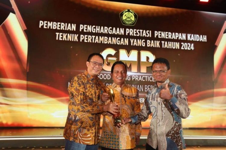 Presiden Direktur PTAR) Muliady Sutio (kiri) didampingi General Manager  Deputy Director Operations PTAR Rahmat Lubis (kanan) berfoto bersama Dirjen Minerba Kementerian ESDM Tri Winarno (tengah) usai menerima trofi Penghargaan Terbaik Penerapan Kaidah Teknik Pertambangan yang Baik di Jakarta, Rabu (25/9).  (IST)