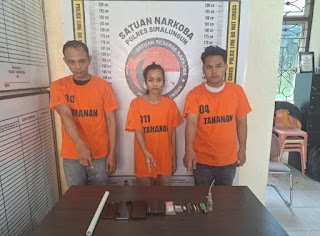 Para tersangka dan barang bukti.