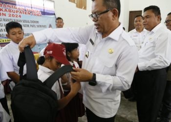 Bupati Toba Poltak Sitorus berikan tas ransel kepada anak yatim piatu.