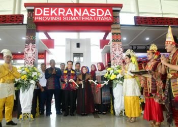 Penjabat (Pj) Gubernur Sumatera Utara (Sumut) Agus Fatoni didampingi Pj Ketua Dekranasda Sumut Tyas Fatoni, Kadis Perindag & ESDM Mulyadi Simatupang, serta Kadis Koperasi & UMKM Naslindo Sirait, meresmikan Galeri Kreasi Dewan Kerajinan Nasional Daerah (Dekranasda) Sumut yang berada di Bandara Kualanamu, Deliserdang, Kamis (5/9/2024). (Diskominfo Sumut)
