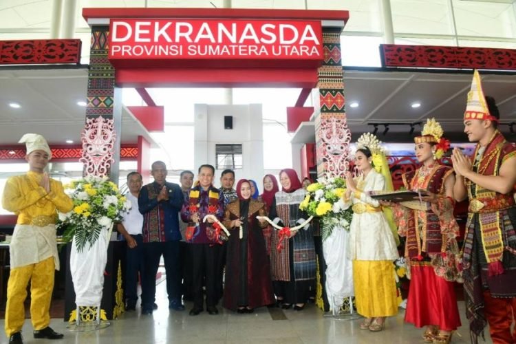 Penjabat (Pj) Gubernur Sumatera Utara (Sumut) Agus Fatoni didampingi Pj Ketua Dekranasda Sumut Tyas Fatoni, Kadis Perindag & ESDM Mulyadi Simatupang, serta Kadis Koperasi & UMKM Naslindo Sirait, meresmikan Galeri Kreasi Dewan Kerajinan Nasional Daerah (Dekranasda) Sumut yang berada di Bandara Kualanamu, Deliserdang, Kamis (5/9/2024). (Diskominfo Sumut)