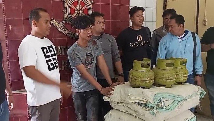 Salah seorang pelaku yang ditangkap. 