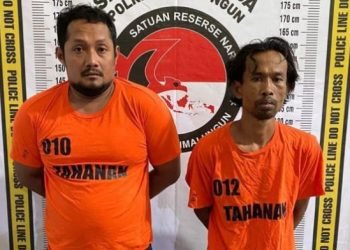 Dua tersangka saat berada di Polres Simalungun. 