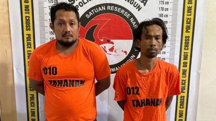 Dua tersangka saat berada di Polres Simalungun. 