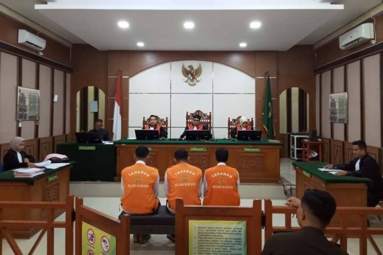 Tiga terdakwa narkotika mengikuti persidangan di Pengadilan Negeri Bireuen, Aceh, Kamis (26/9/2024).