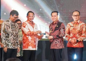 Penjabat (Pj) Gubernur Sumatera Utara (Sumut) Agus Fatoni menerima penghargaan kinerja terbaik bidang ekonomi daerah dari Kementerian Dalam Negeri (Kemendagri) dan Tempo Media Group. Penghargaan tersebut diterima Fatoni pada Malam Apresiasi Kinerja Kepala Daerah di The Tribrata Hotel and Convention, Jakarta, Jumat (30/8/2024).  (DISKOMINFO SUMUT)